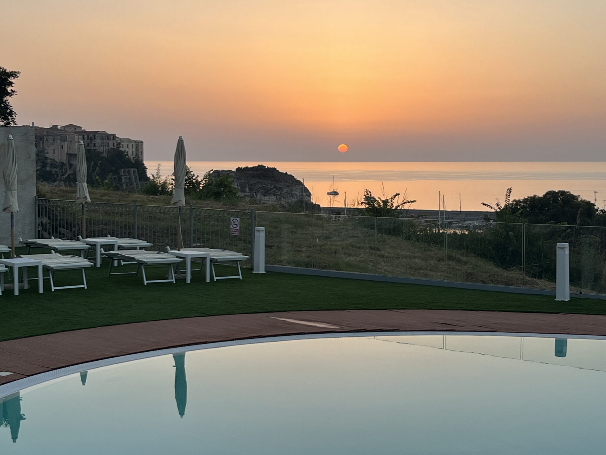 Piscina con vista mare