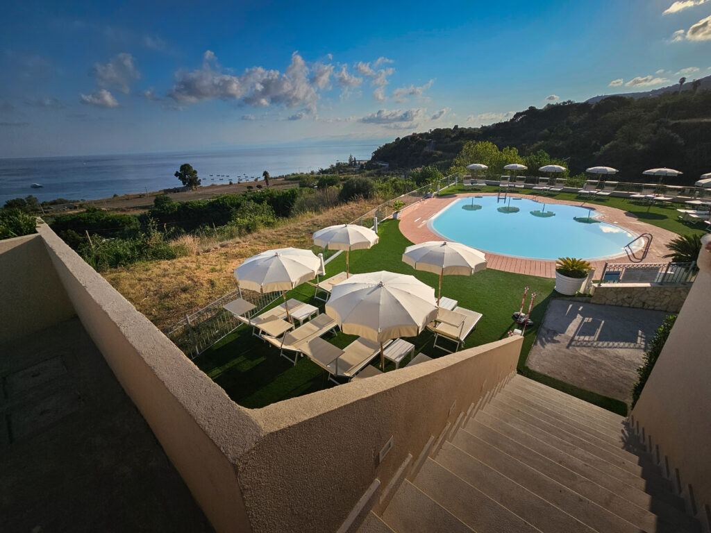 Piscina con vista mare