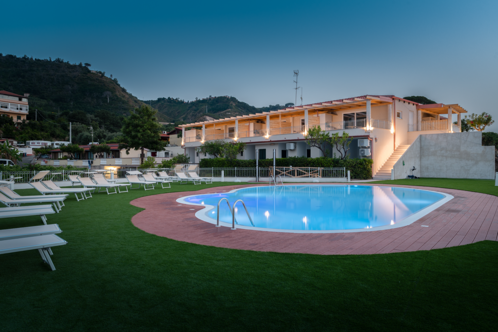 Piscina con vista mare