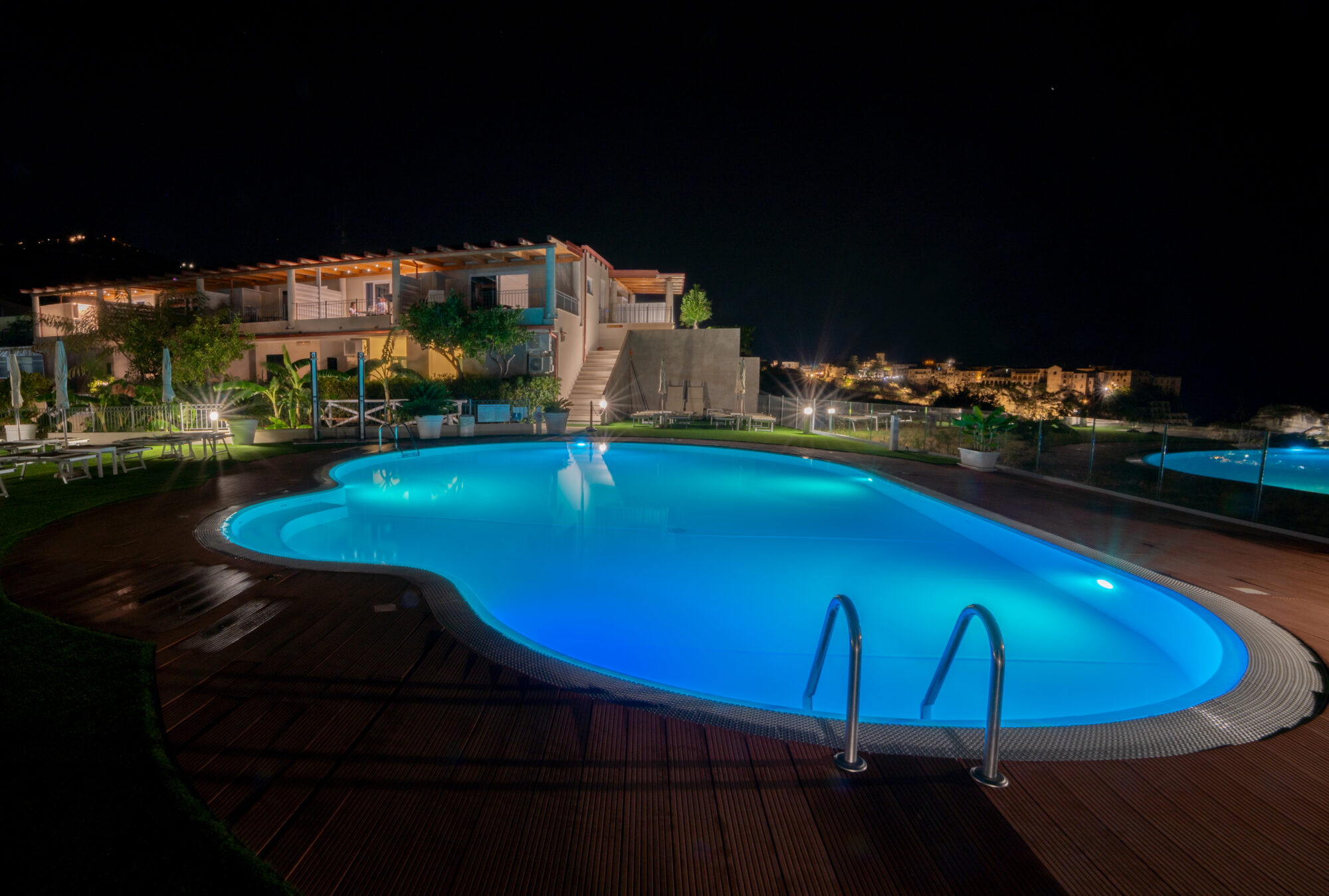 Piscina con vista mare