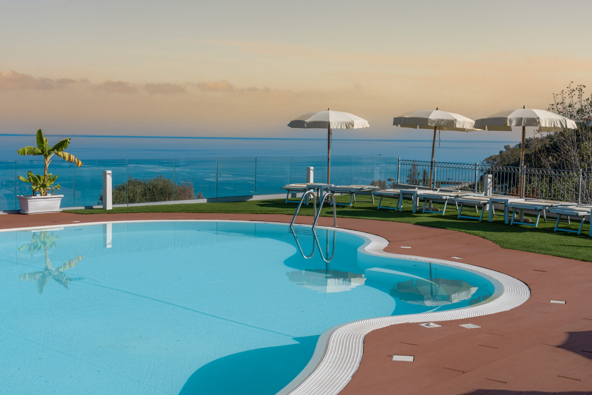 Piscina con vista mare