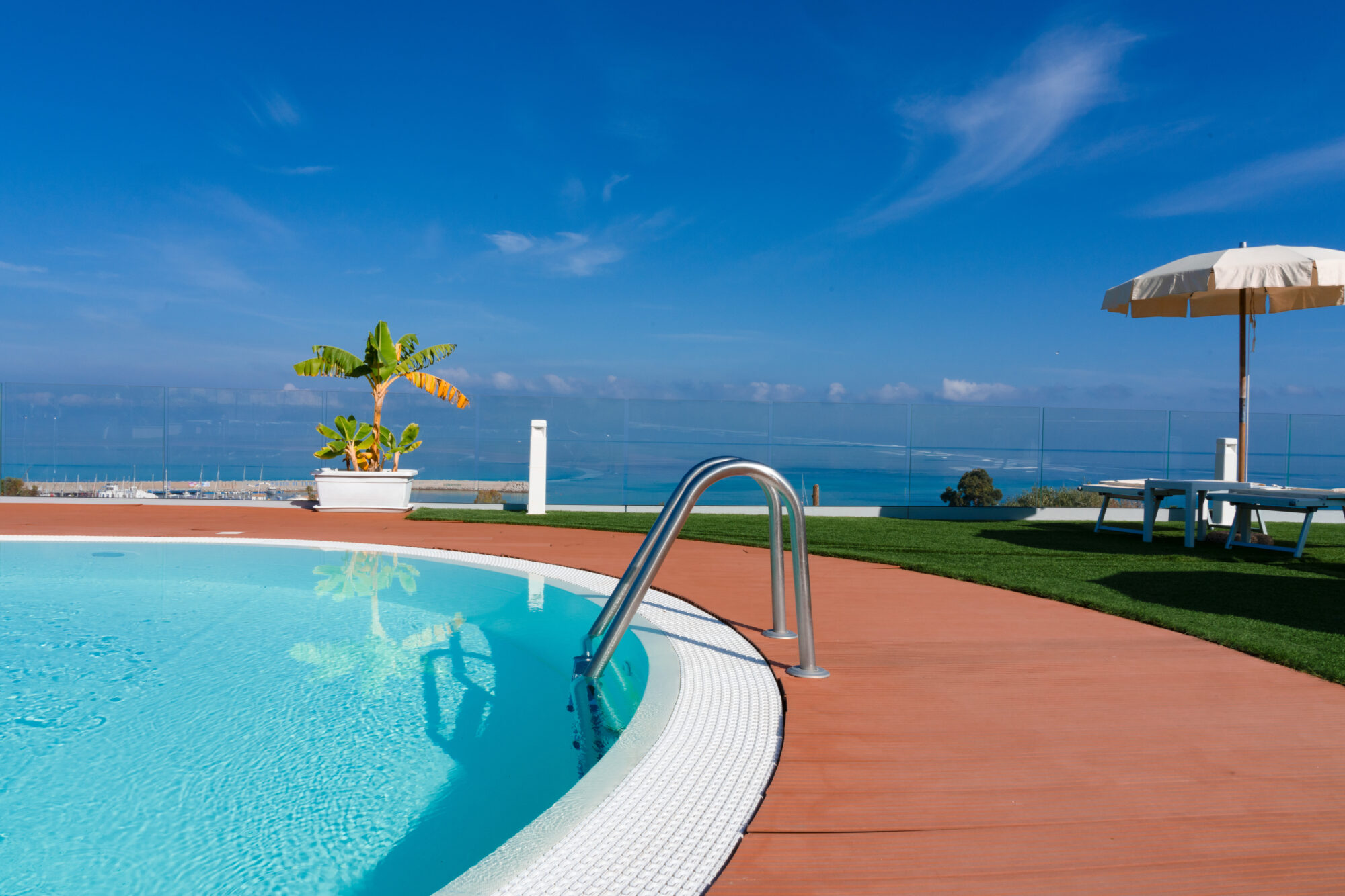 Piscina con vista mare