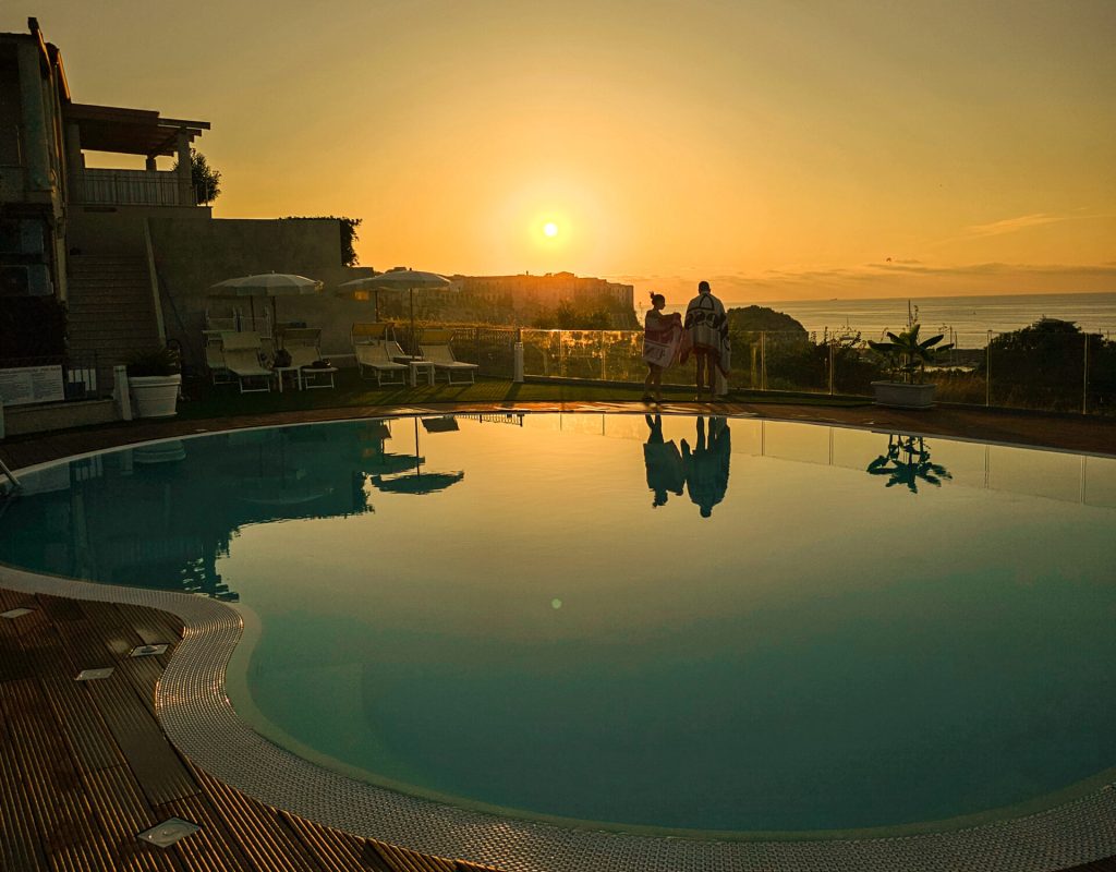 Piscina con vista mare